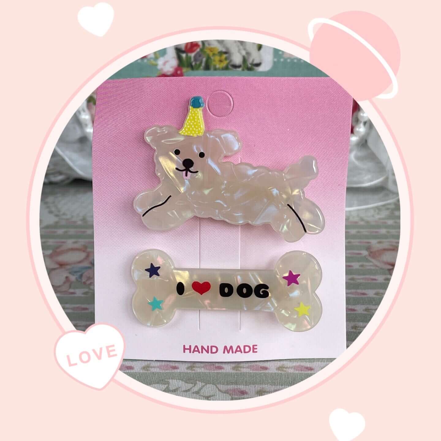 Cute dog-shaped clips with 'I love dog' lettering, ideal for hair, canvas bags, or clothes; decorative and not handmade.