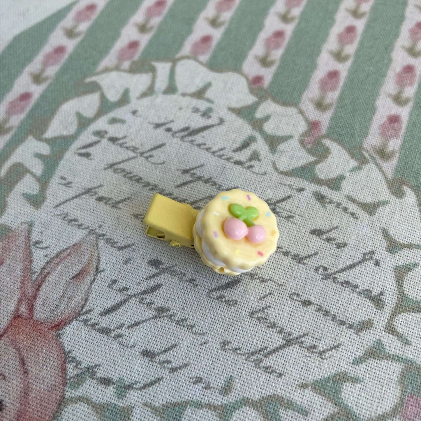 Handmade mini clip featuring a festive cupcake design, perfect for decorating plush toys like kittens and puppies or accessorizing bags.