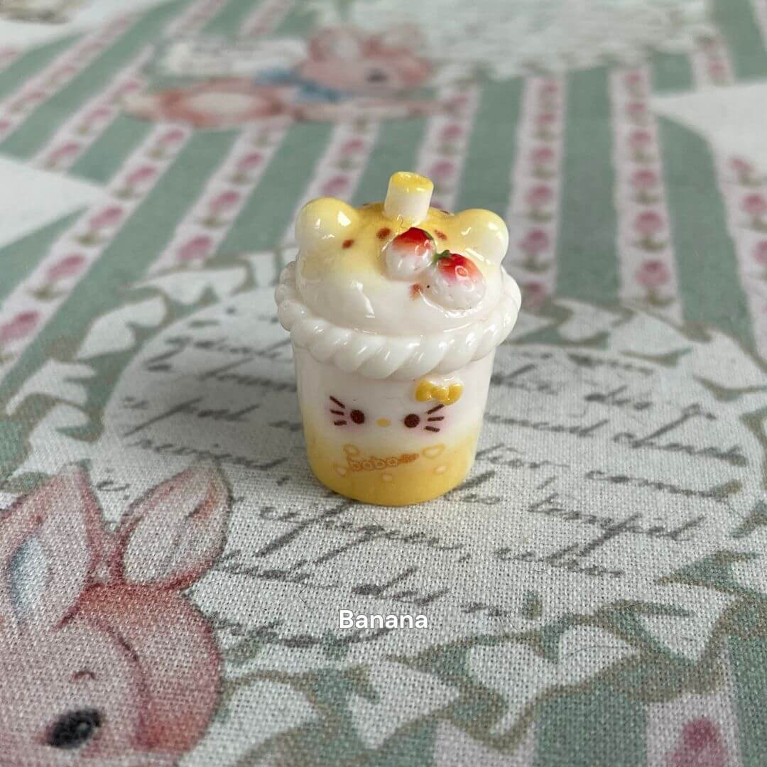 Mini cat-themed milkshake decoration with banana detail, perfect for dollhouse decor or as a gift for cat lovers and collectors.
