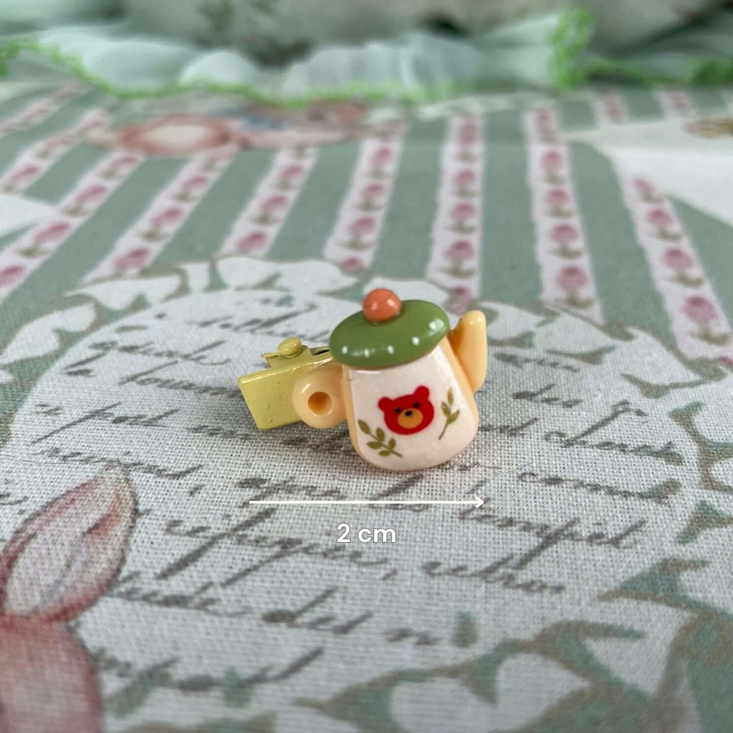 Handmade mini clip with teapot design, perfect for decorating plush toys like kittens and puppies, adds whimsy to accessories.