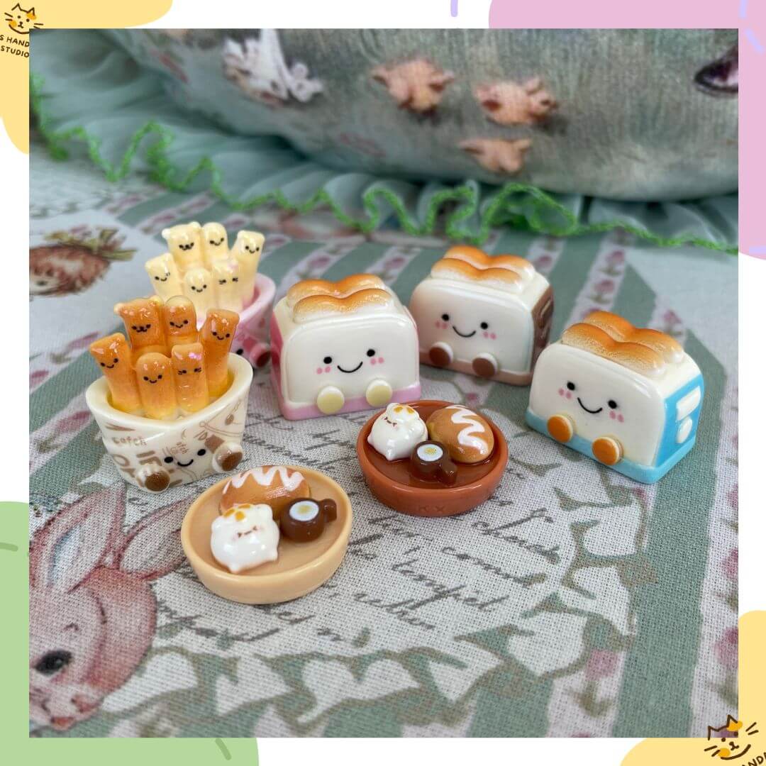 Snackie Friends Toasty Picnic Edition plush toy set featuring adorable smiling toasts, bear fries, and dango accessories on a picnic blanket.